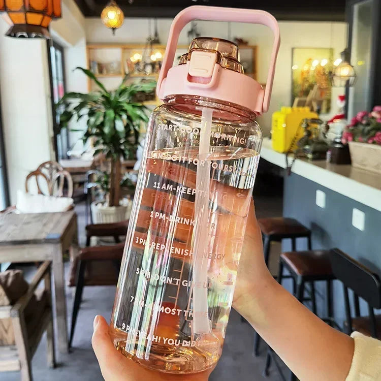 Botella de agua de 2 litros con pitillo — Rosa