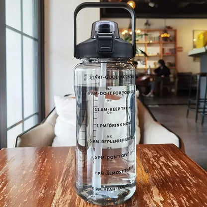 Botella de agua de 2 litros con pitillo — Negro