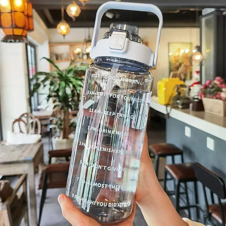 Botella de agua de 2 litros con pitillo — Blanco